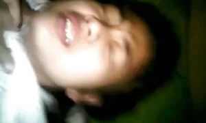 Masturbazione video hard pompini con ingoio farcito da due uomini.