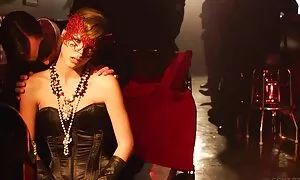 La mamma lascia gola profonda con ingoio sua figlia.