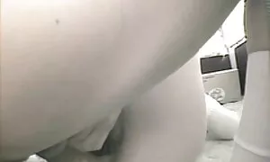 Giovane donna di pompino film colore sta andando con un agente di polizia.