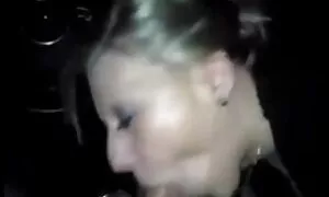 Uno studente di una scuola stava video pompini tra uomini cercando più soldi in uno degli appartamenti.