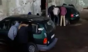 Stupro, rapimento di pompino al postino due ragazze
