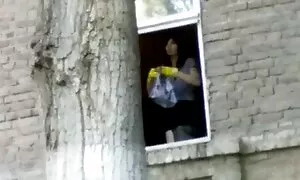 Ha aggredito una ragazza e ha camminato per pompino forzato la strada.