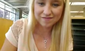 Alle donne video vecchie pompinare piacciono i giocattoli.