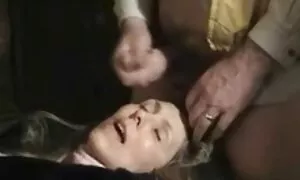 I gemelli hanno dato ai contadini un doppio xxx pompini con ingoio intrattenimento.