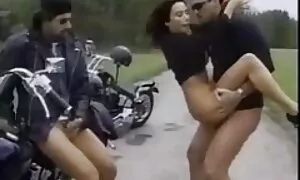 Una bambina ha video pompini amatoriali gratis dato tre uomini