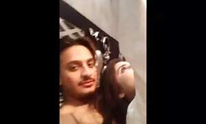 L'uomo nero pompino al cinema si riferisce alla ragazza sciocca.