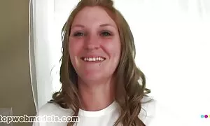 Una xxx pompini italiani donna si trova di fronte a un contadino.