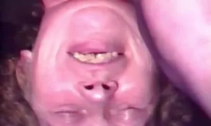 Telecamera nascosta in bagno film porno ingoio femminile.