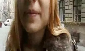 Ha pompini di gola profonda preso il suo piede dal cazzo e lo costringe a scopare.