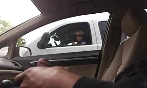 Bella e giovane donna i pompini di mia madre che ha la sua anatra
